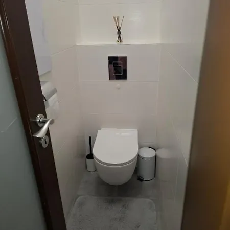 Krasny 3 Izbovy Bratislava-lamac Lägenhet